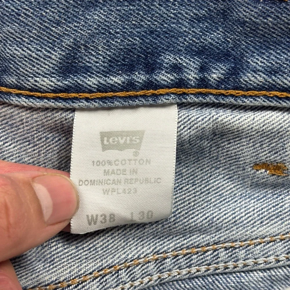 Vintage 2005 Levis 501 Straight Leg Medium Wash Blue Denim Jeans Size 38x30